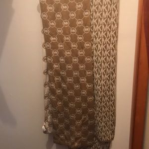 🧣2 MICHAEL KORS Scarfs